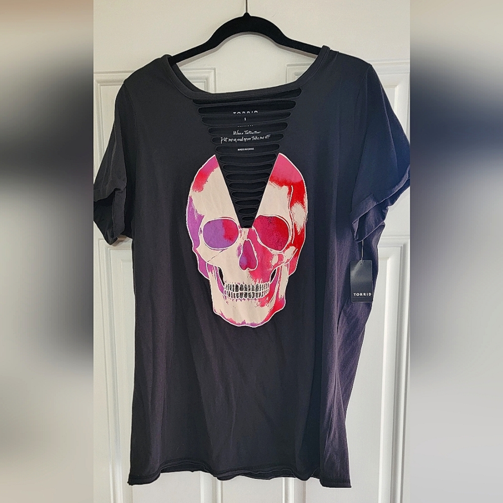 Torrid skull slim fit tee size 1